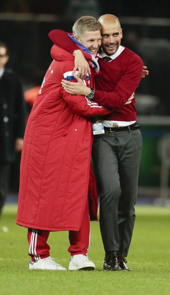 Bastian Schweinsteiger abbraccia Pep Guardiola. Ap